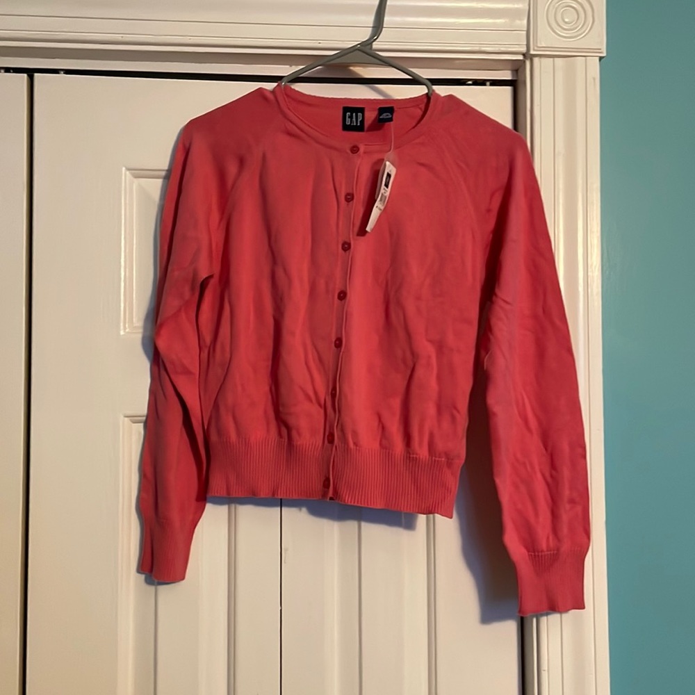 XL Salmon colored women’s button down cardigan from GAP. 100% cotton.